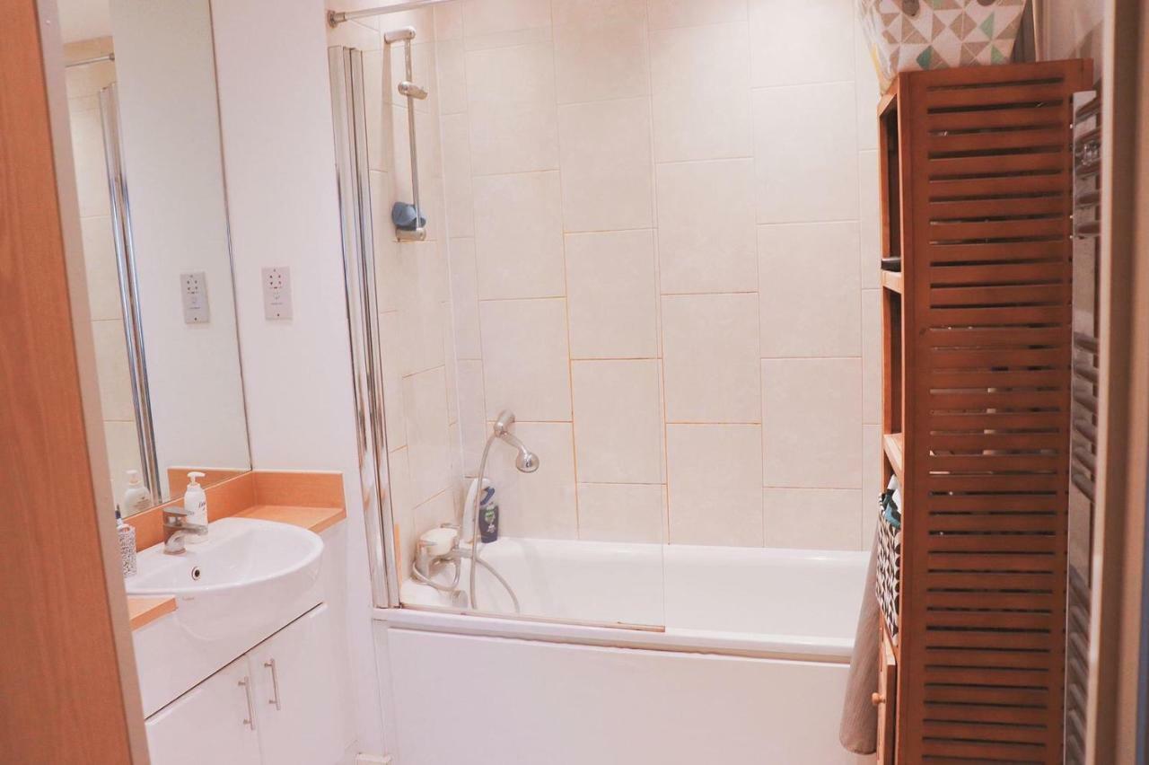 Premium Waterside Apartment Londen Buitenkant foto