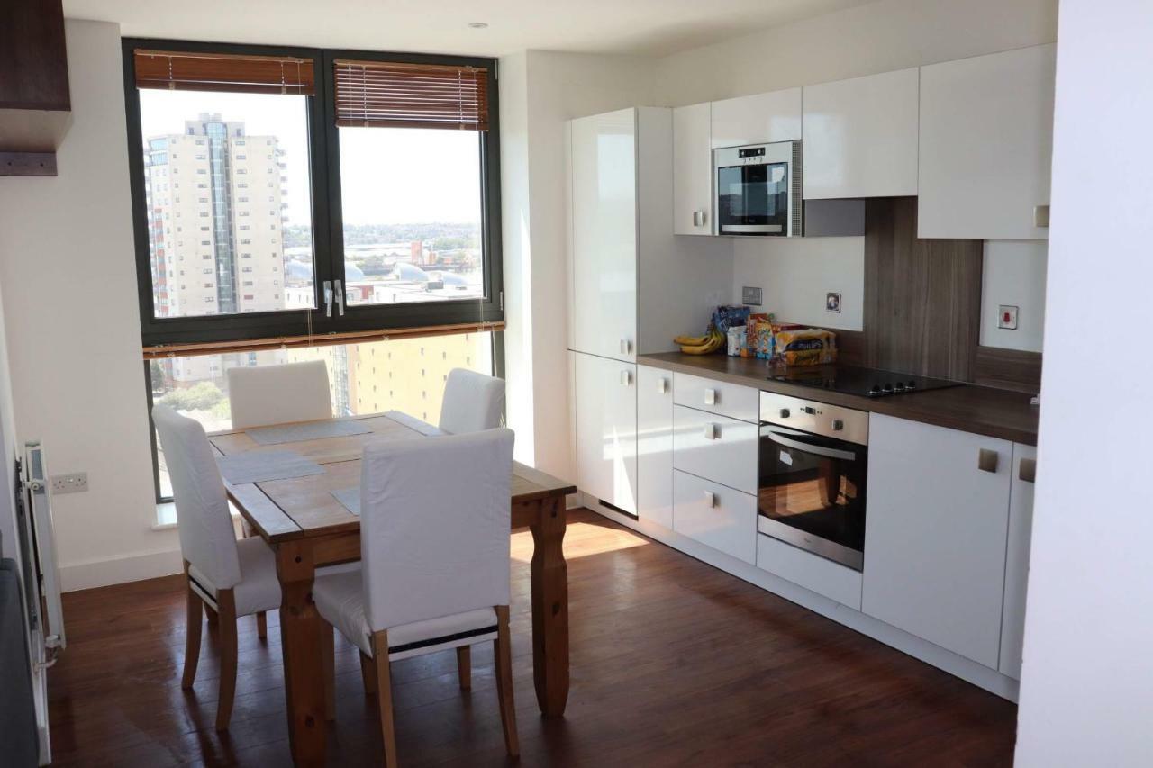 Premium Waterside Apartment Londen Buitenkant foto